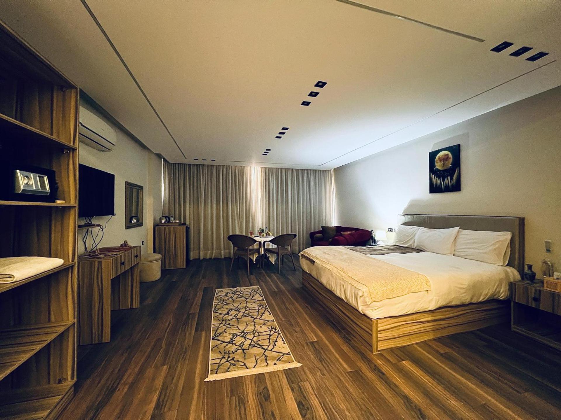 Roone pyramids view inn - Photo 30