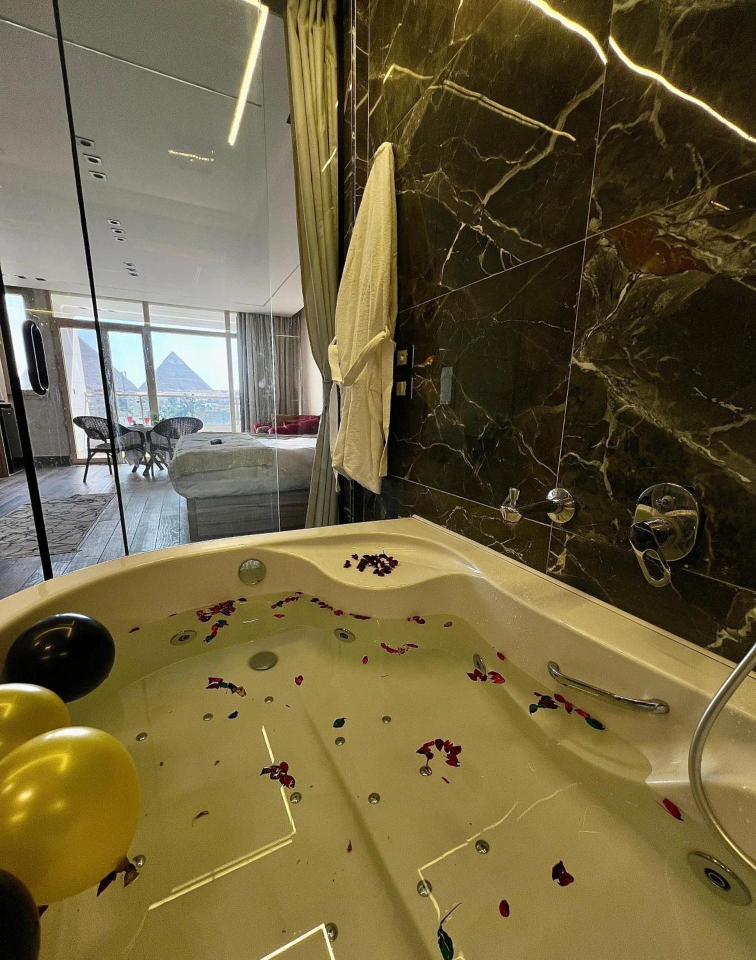 Roone pyramids view inn - Photo 4