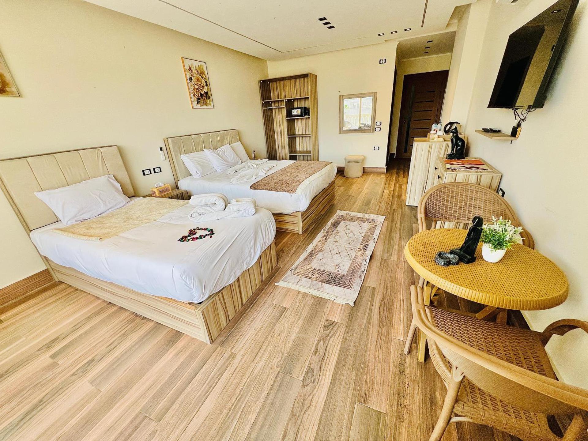 Roone pyramids view inn - Photo 95