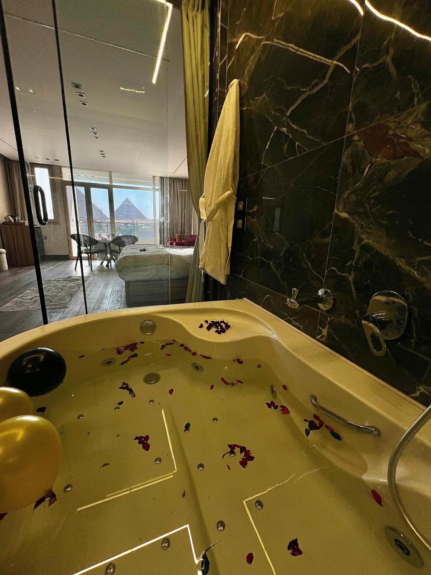 Roone pyramids view inn - Photo 2