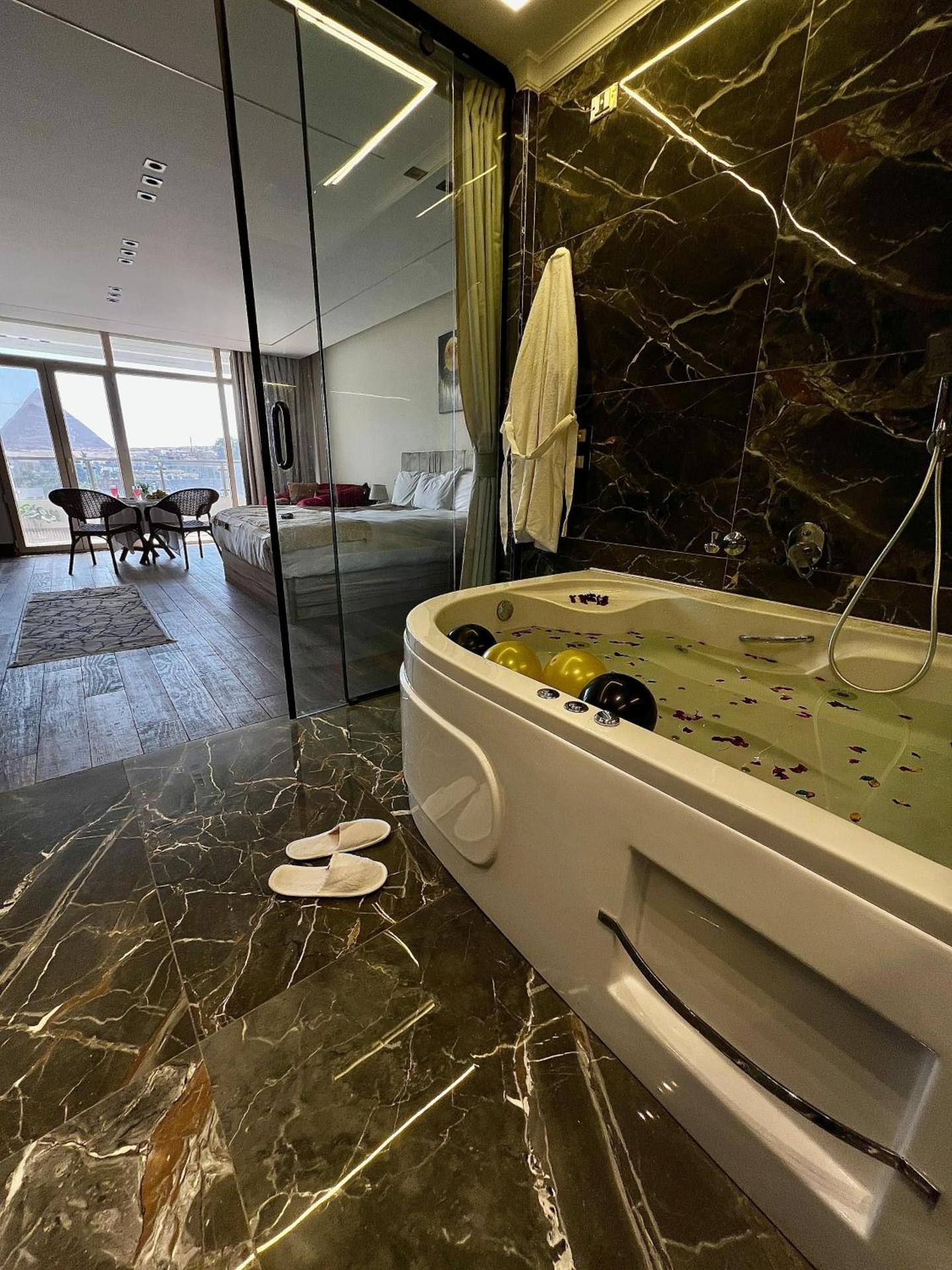 Roone pyramids view inn - Photo 37