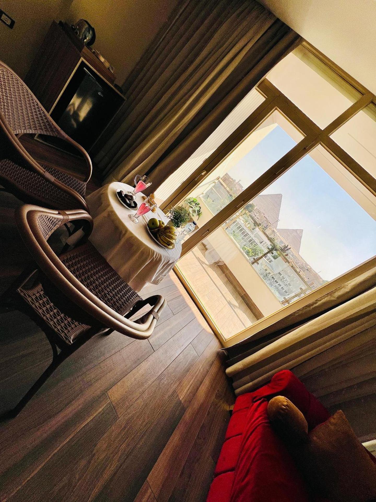 Roone pyramids view inn - Photo 40