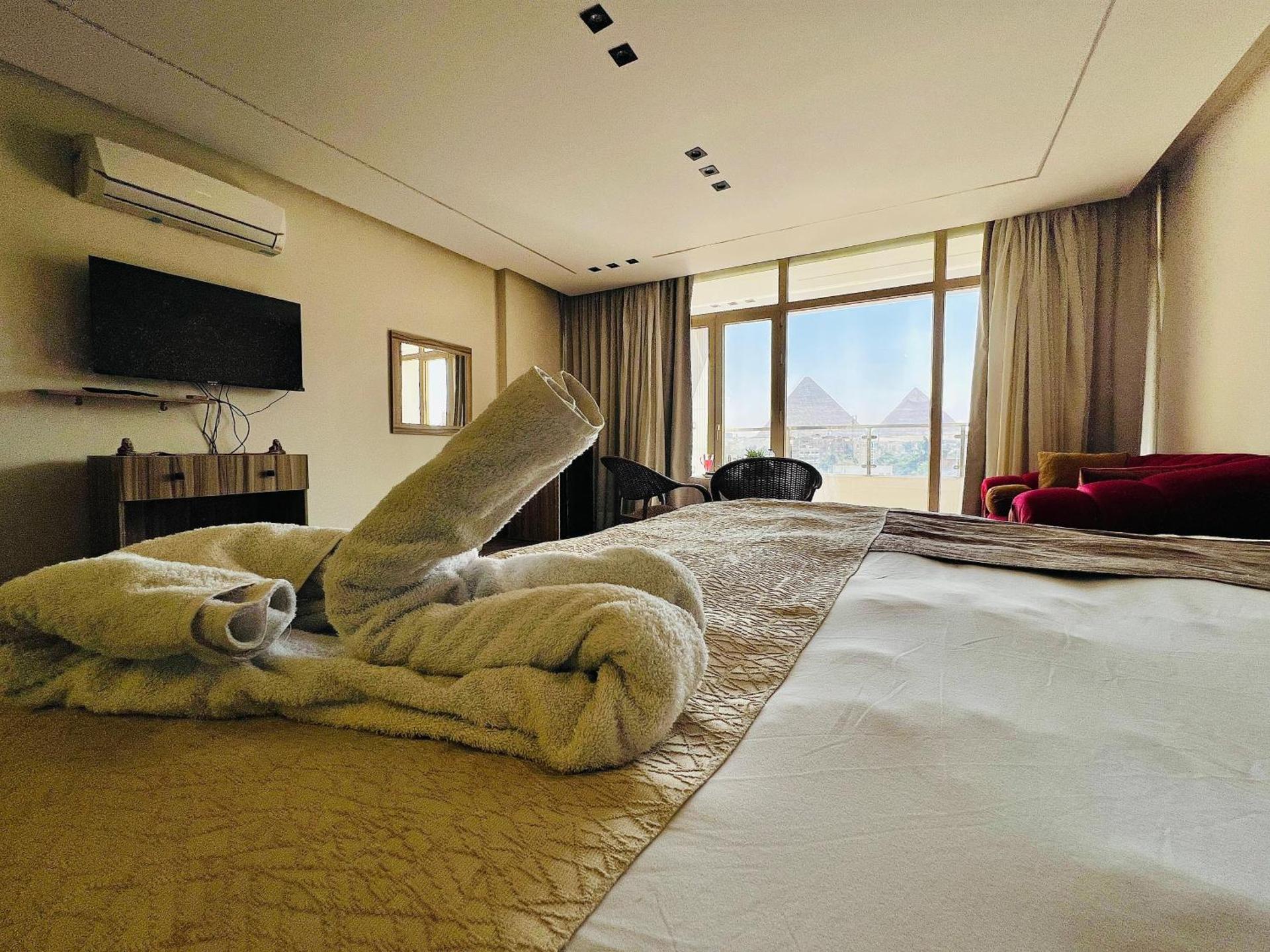 Roone pyramids view inn - Photo 97