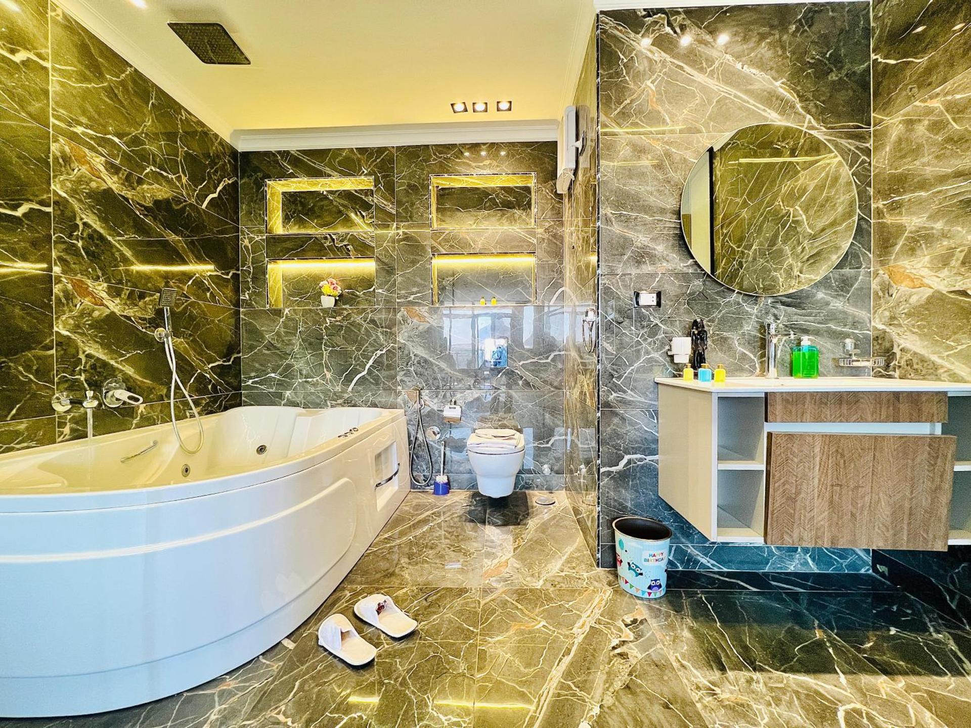 Roone pyramids view inn - Photo 42