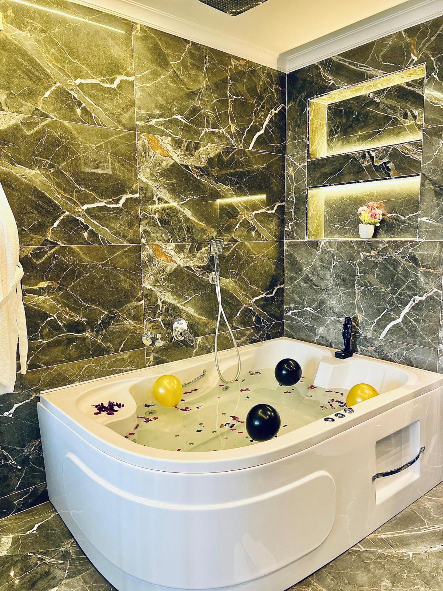 Roone pyramids view inn - Photo 43