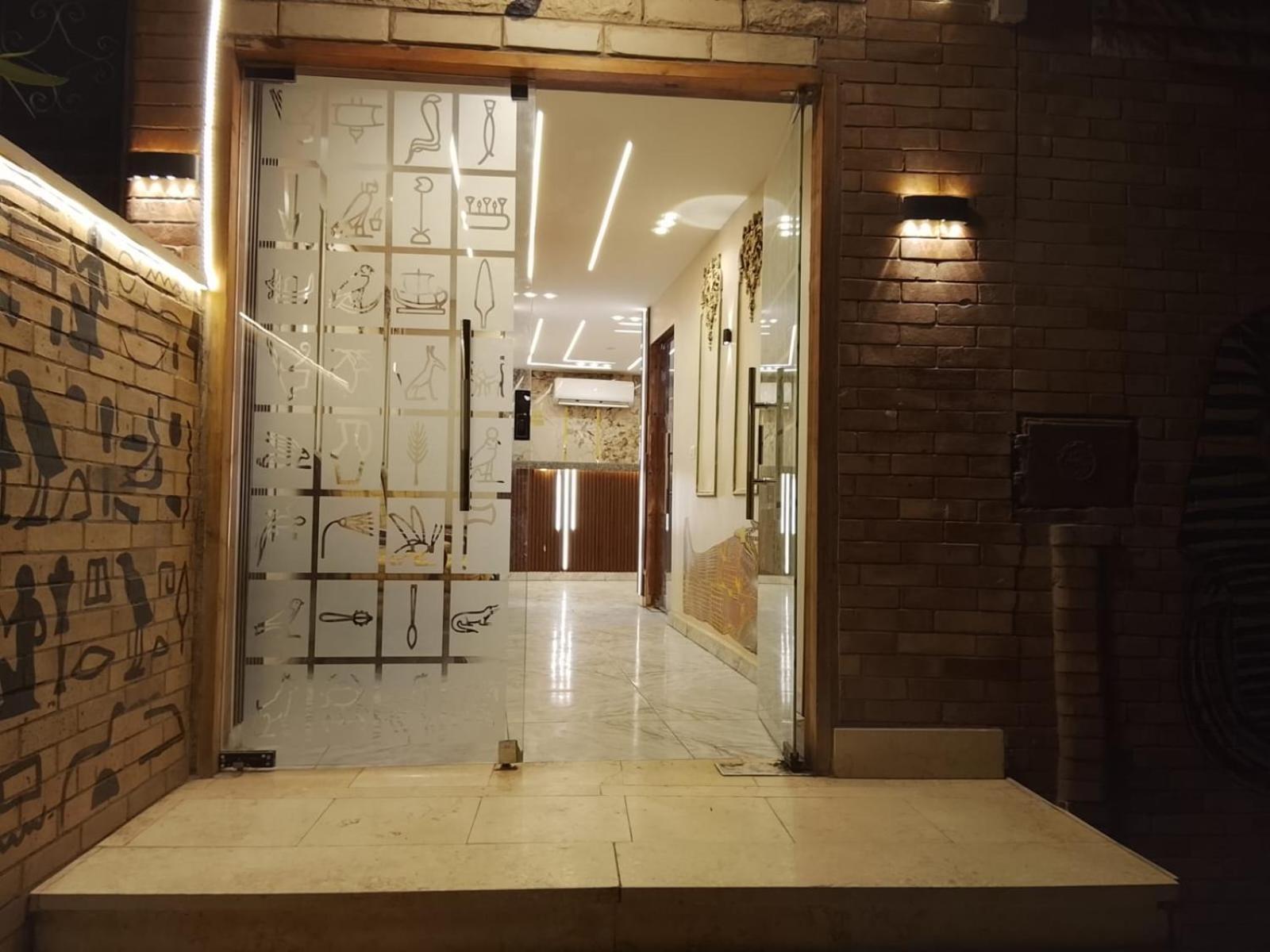 Red pyramids view hotels Foreiigners only - Full view - Photo 14