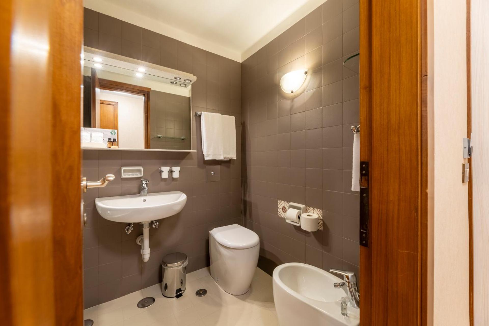 Hotel Astoria - Photo 63