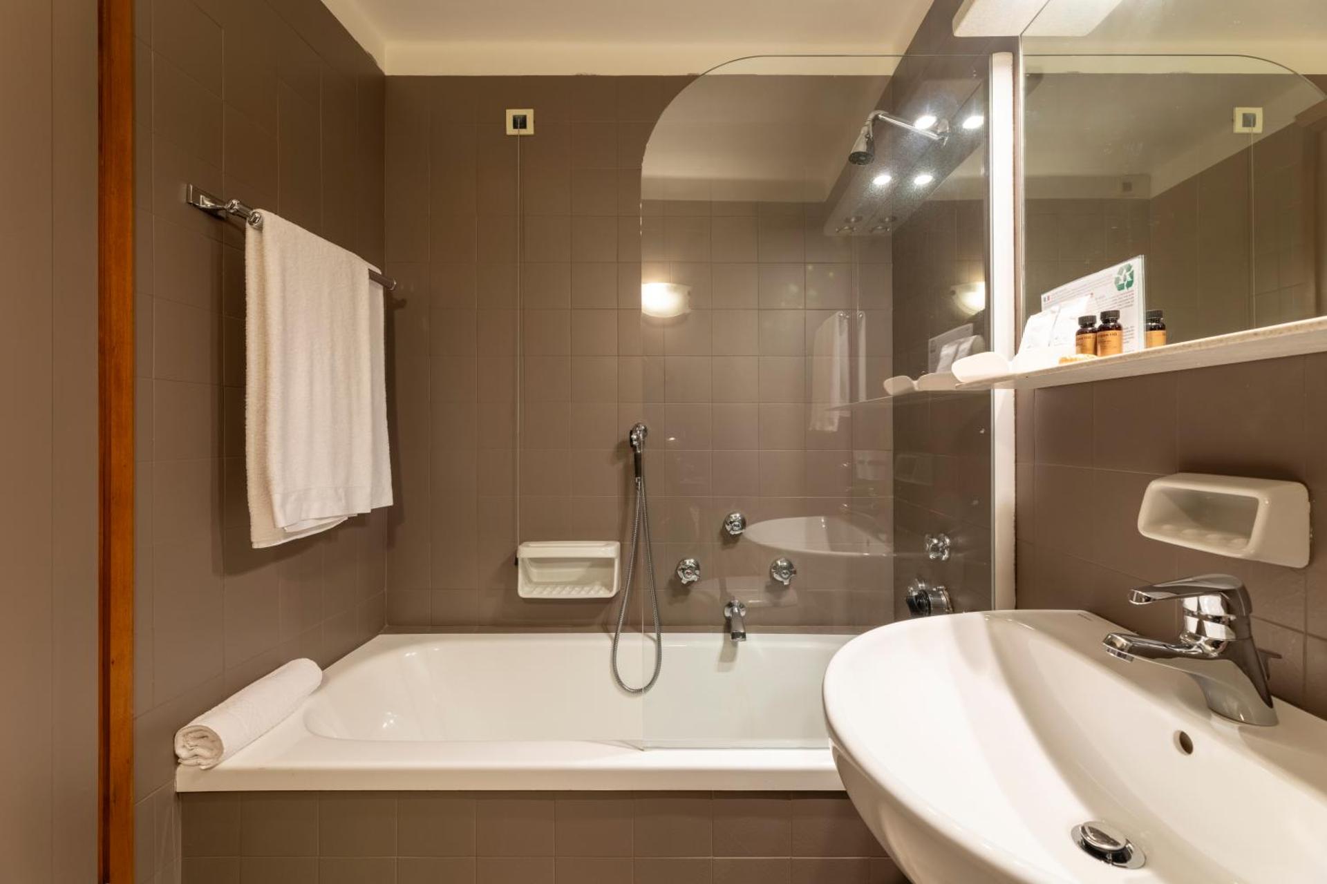 Hotel Astoria - Photo 65