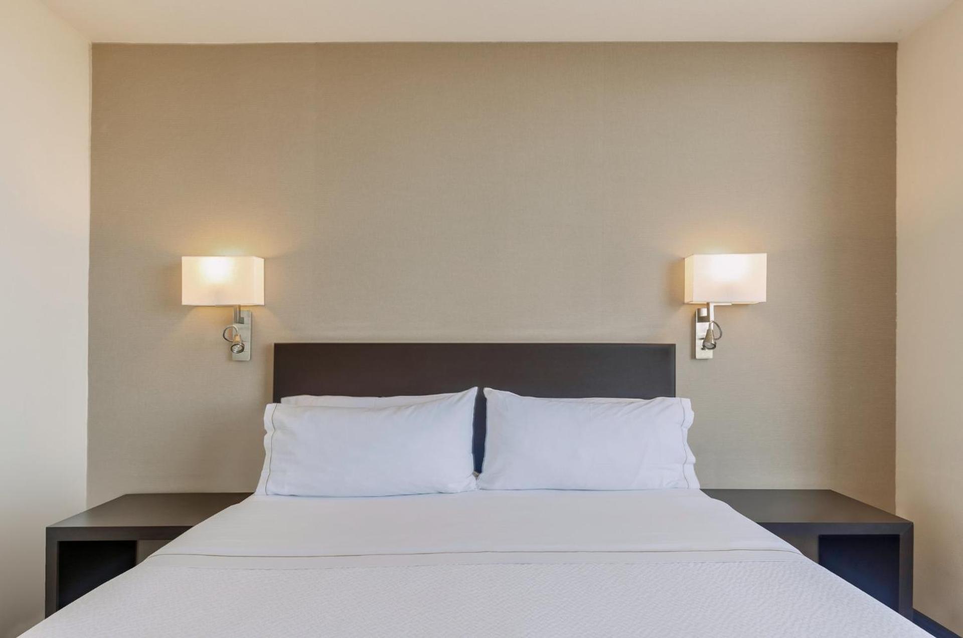 Fiesta Inn Centro Historico - Photo 9