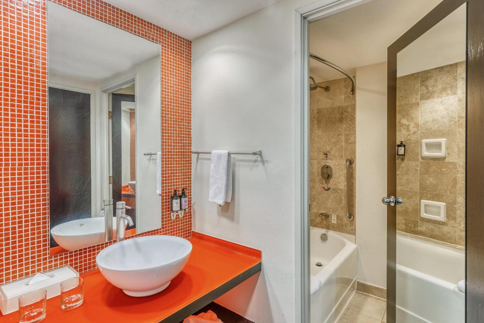 Fiesta Inn Centro Historico - Photo 25