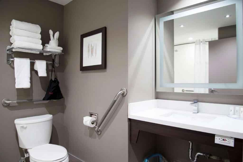 Best Western Plus Executive Inn - Photo 67