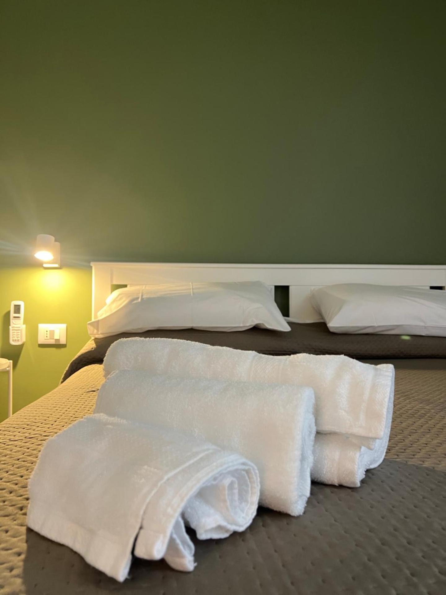 Double Room with Private Bathroom - Photo 2