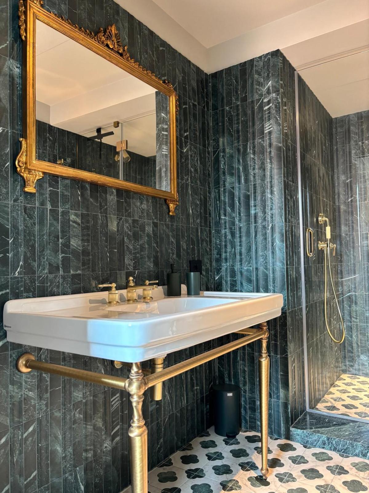 The Lotus Flower Stylish Renovated Apt in Venice - Photo 8