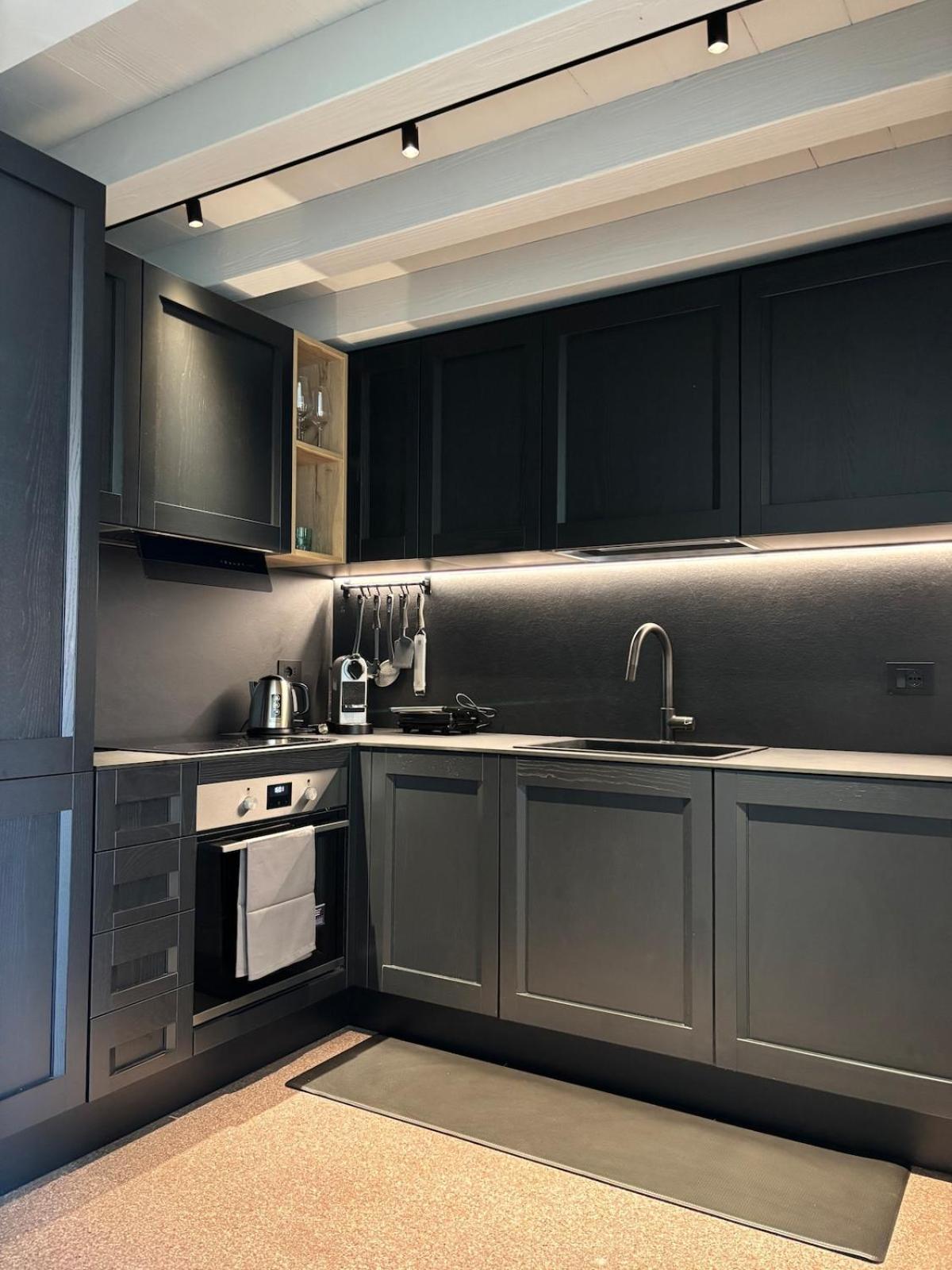 The Lotus Flower Stylish Renovated Apt in Venice - Photo 18