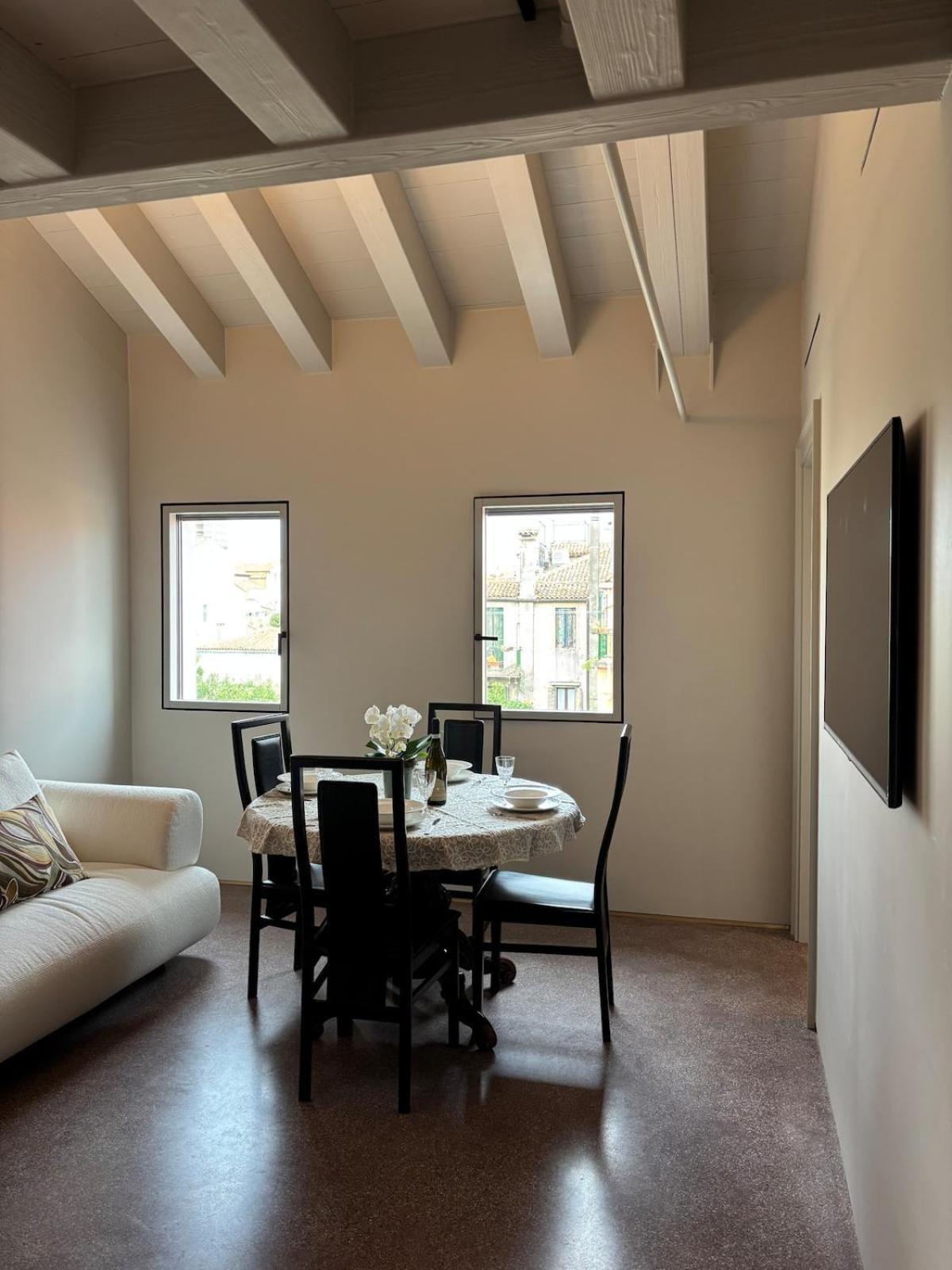 The Lotus Flower Stylish Renovated Apt in Venice - Photo 20