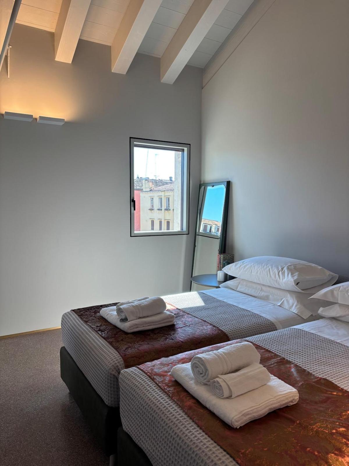 The Lotus Flower Stylish Renovated Apt in Venice - Photo 10