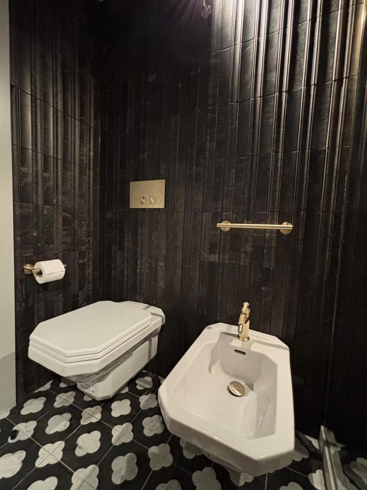 The Lotus Flower Stylish Renovated Apt in Venice - Photo 12