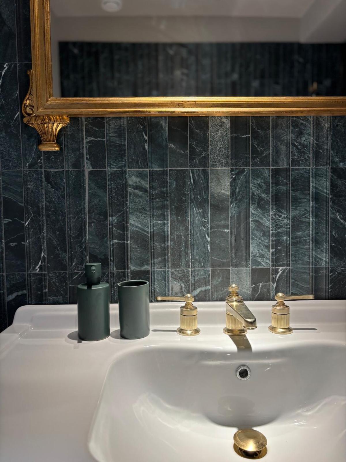 The Lotus Flower Stylish Renovated Apt in Venice - Photo 7