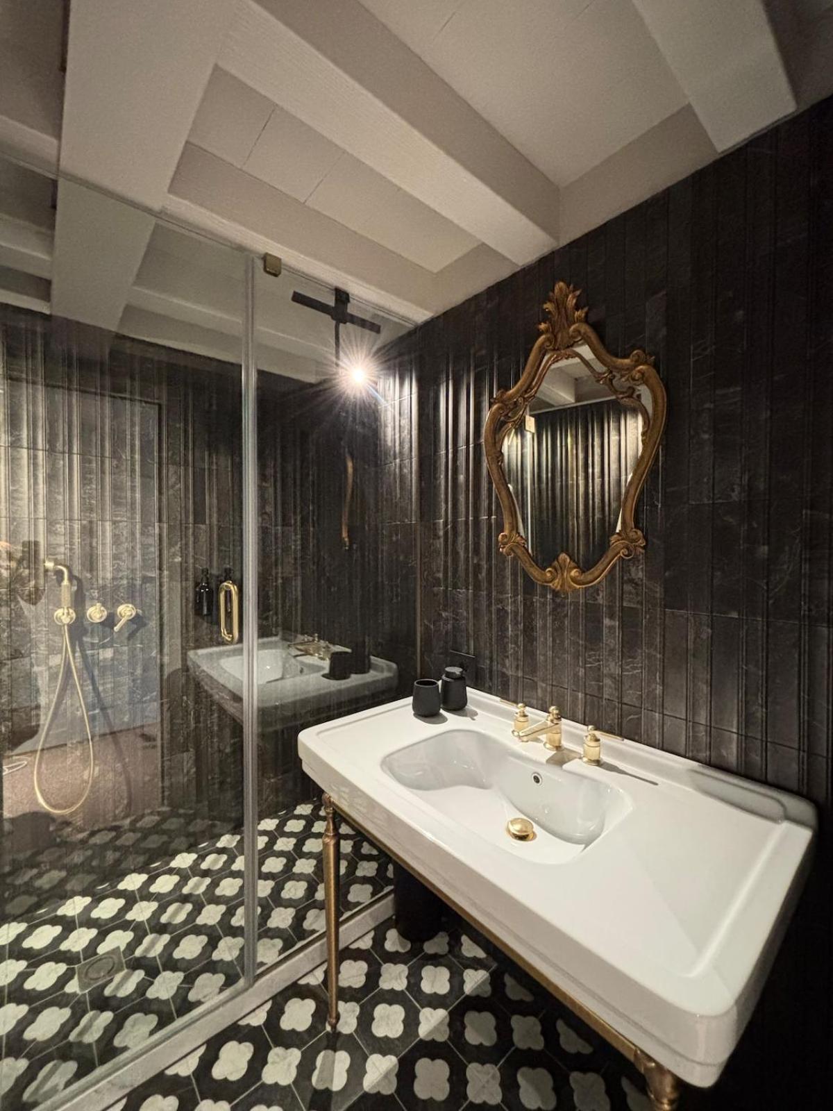 The Lotus Flower Stylish Renovated Apt in Venice - Photo 13