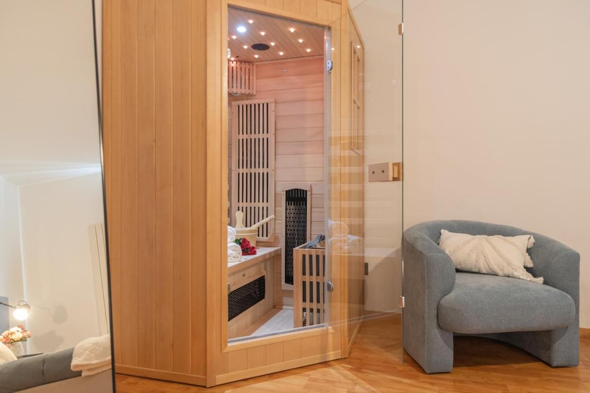 Perugia urban retreat and Light Sauna on king bed - Photo 27