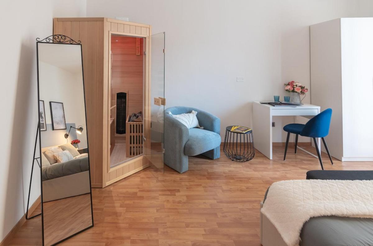 Perugia urban retreat and Light Sauna on king bed - Photo 36