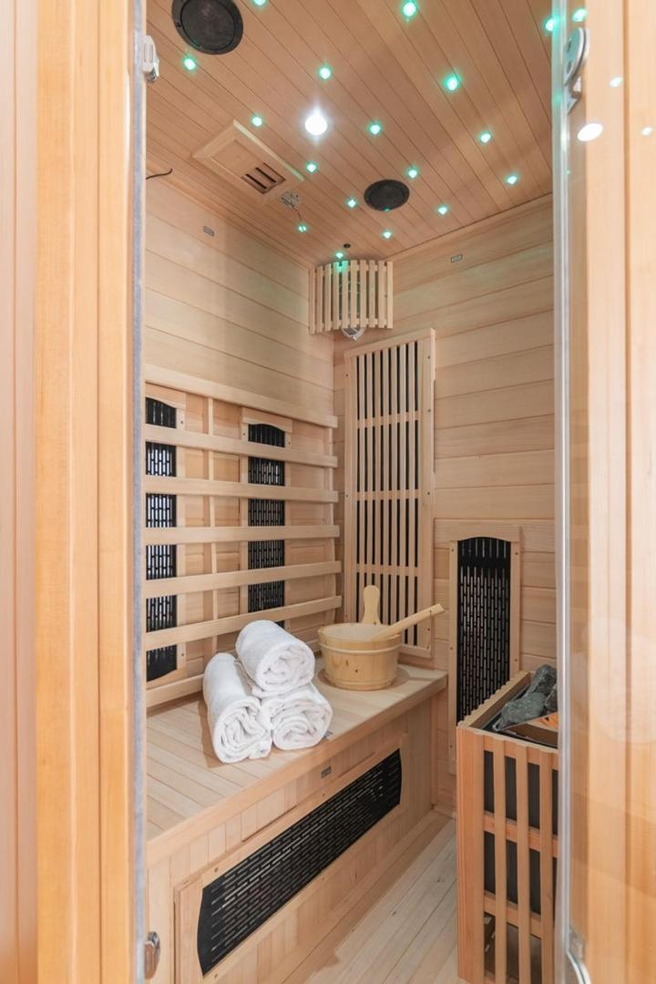 Perugia urban retreat and Light Sauna on king bed - Photo 21