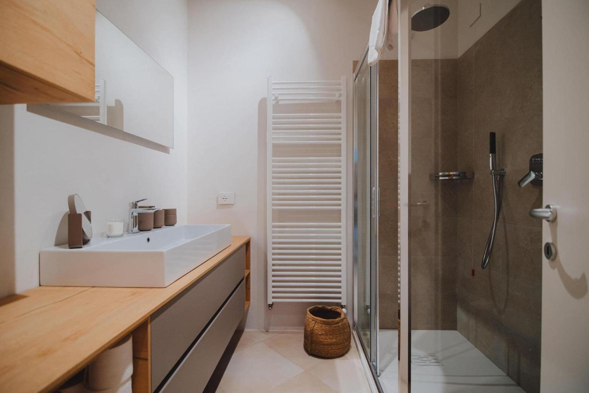 Exclusive Garden Apartment with Lake View & Pool - Photo 27