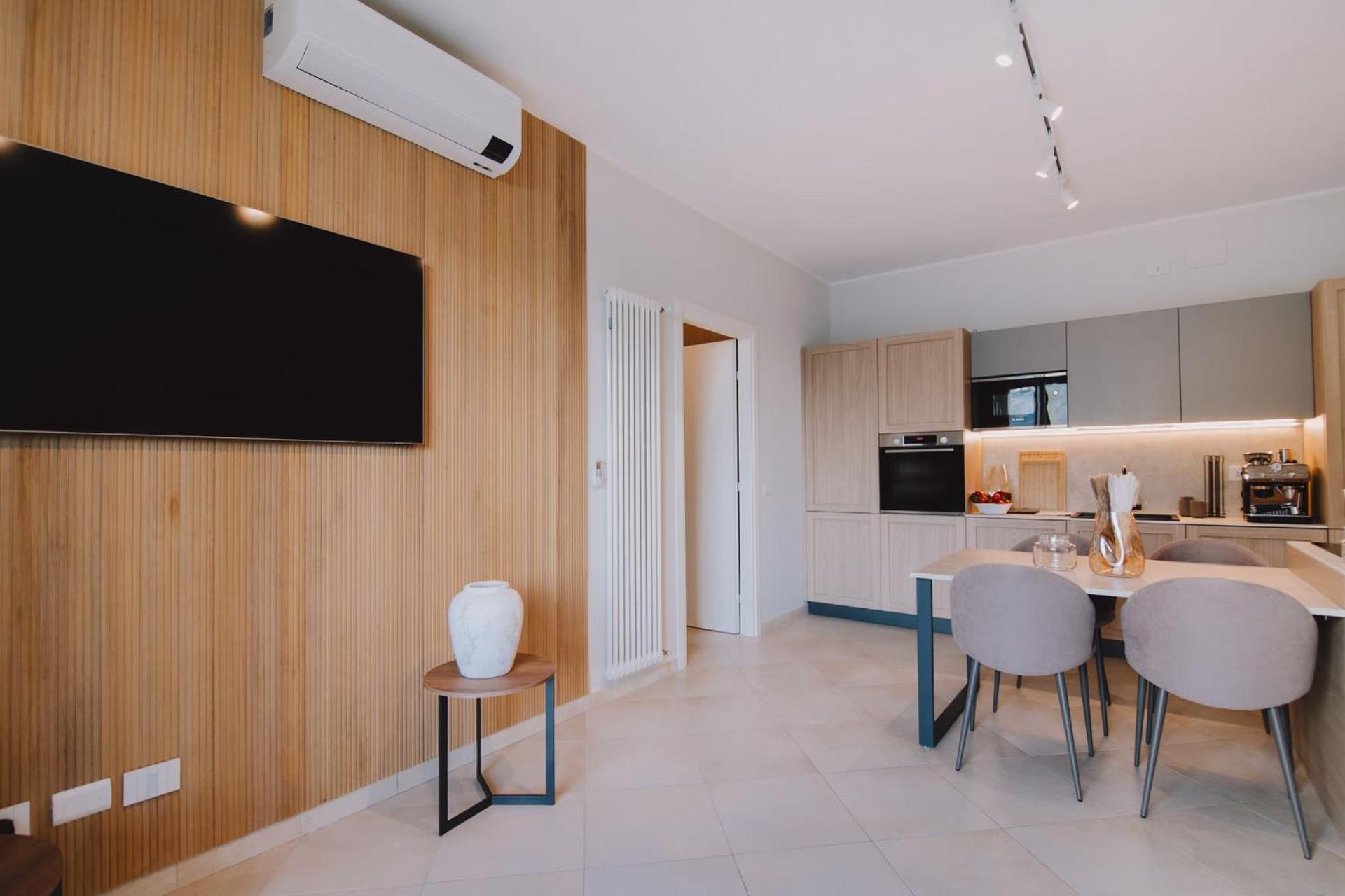 Exclusive Garden Apartment with Lake View & Pool - Photo 21