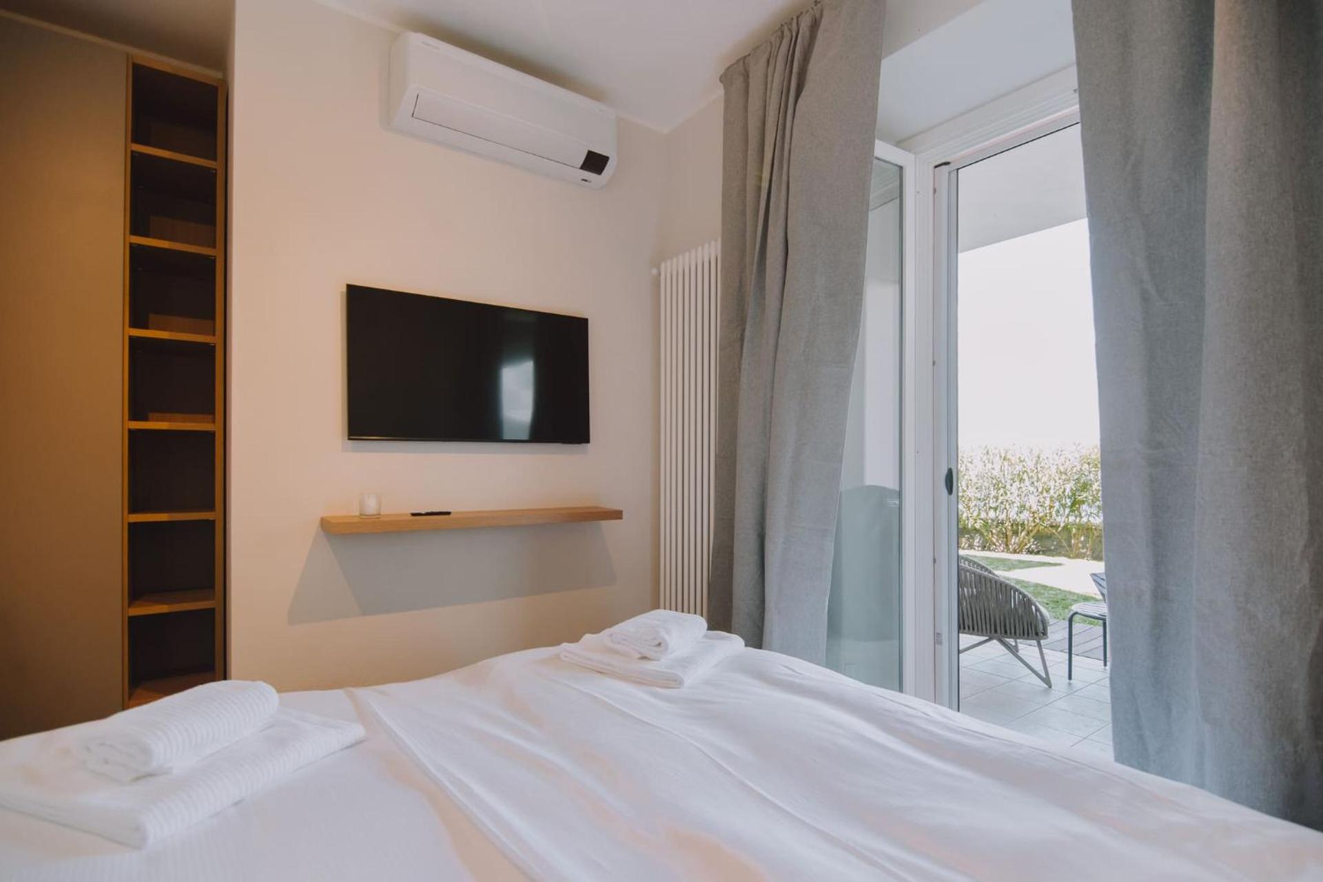 Exclusive Garden Apartment with Lake View & Pool - Photo 16