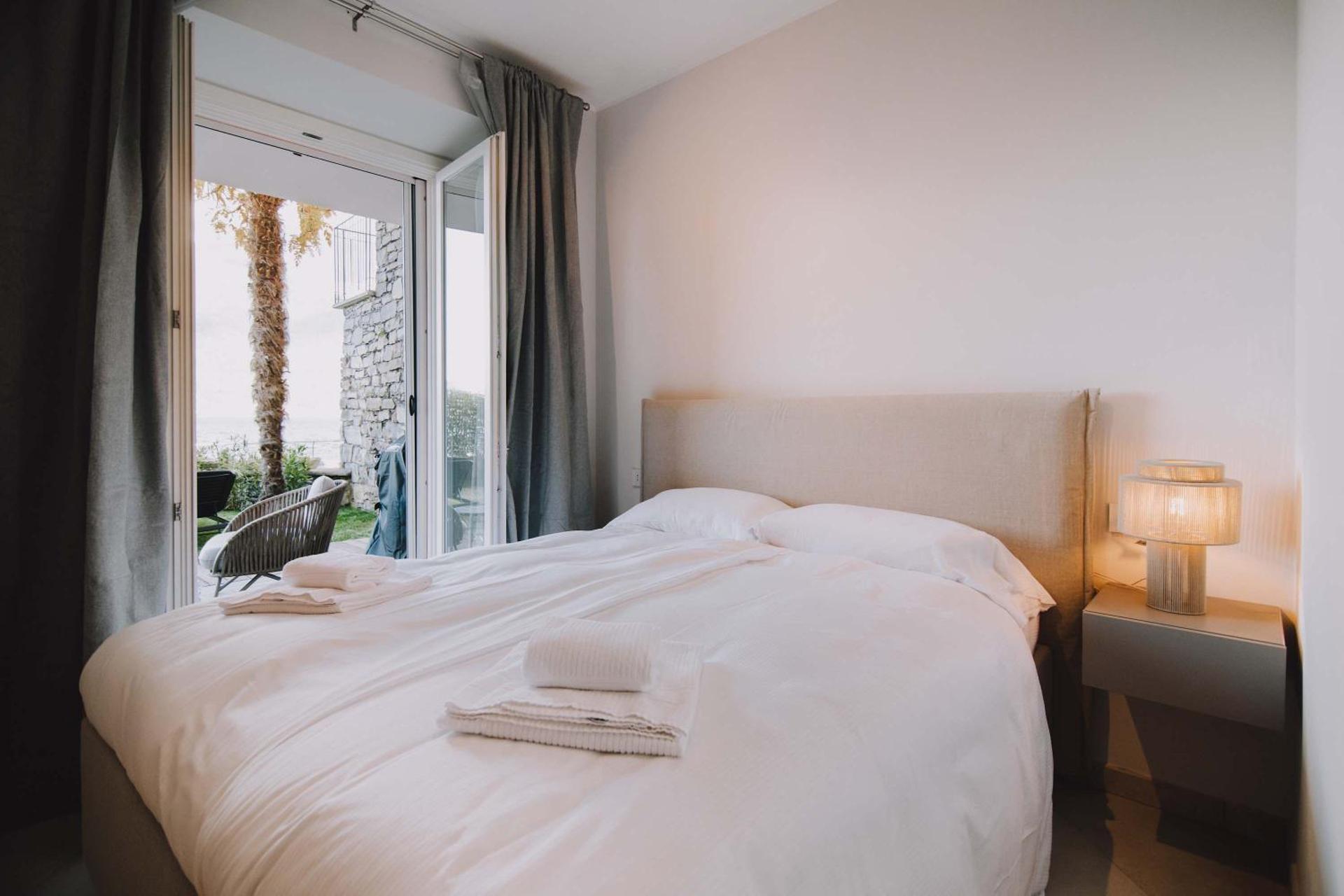 Exclusive Garden Apartment with Lake View & Pool - Photo 15