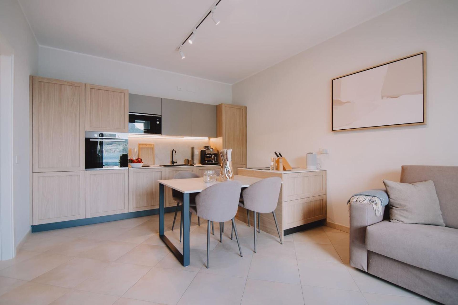 Exclusive Garden Apartment with Lake View & Pool - Photo 14