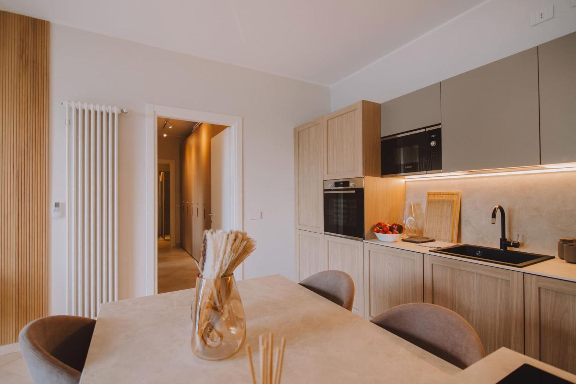 Exclusive Garden Apartment with Lake View & Pool - Photo 13