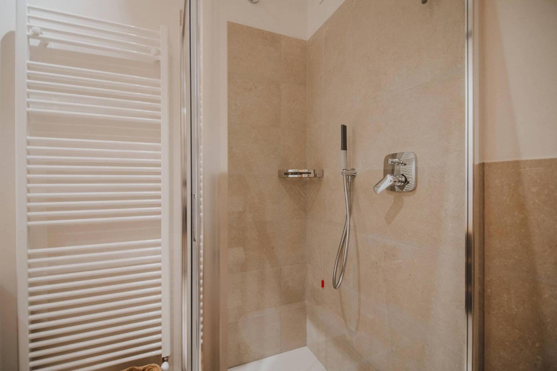 Exclusive Garden Apartment with Lake View & Pool - Photo 12