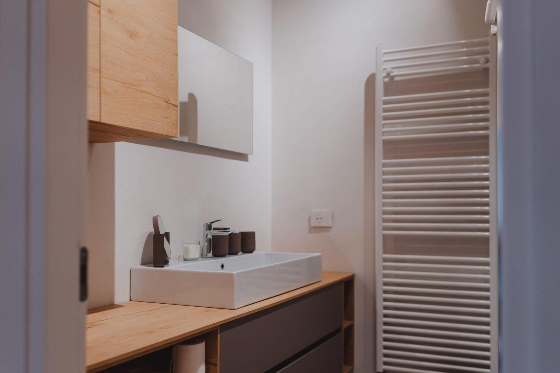 Exclusive Garden Apartment with Lake View & Pool - Photo 11