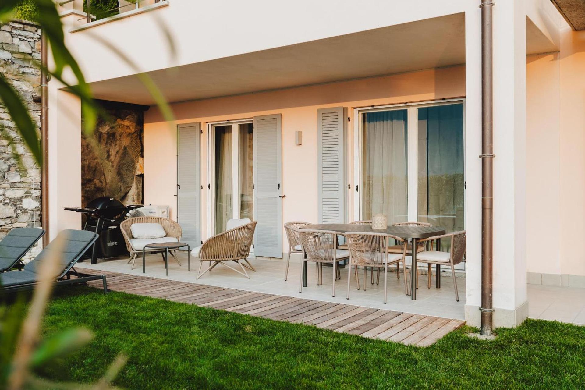 Exclusive Garden Apartment with Lake View & Pool - Photo 8