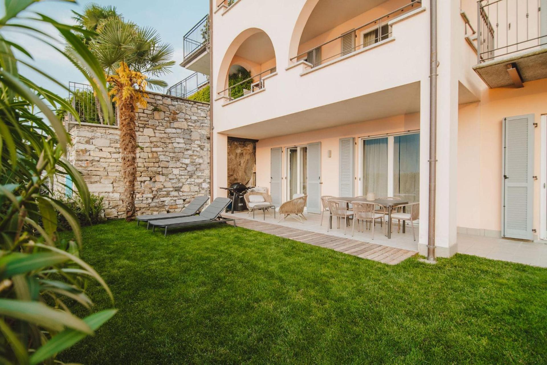 Exclusive Garden Apartment with Lake View & Pool - Photo 3