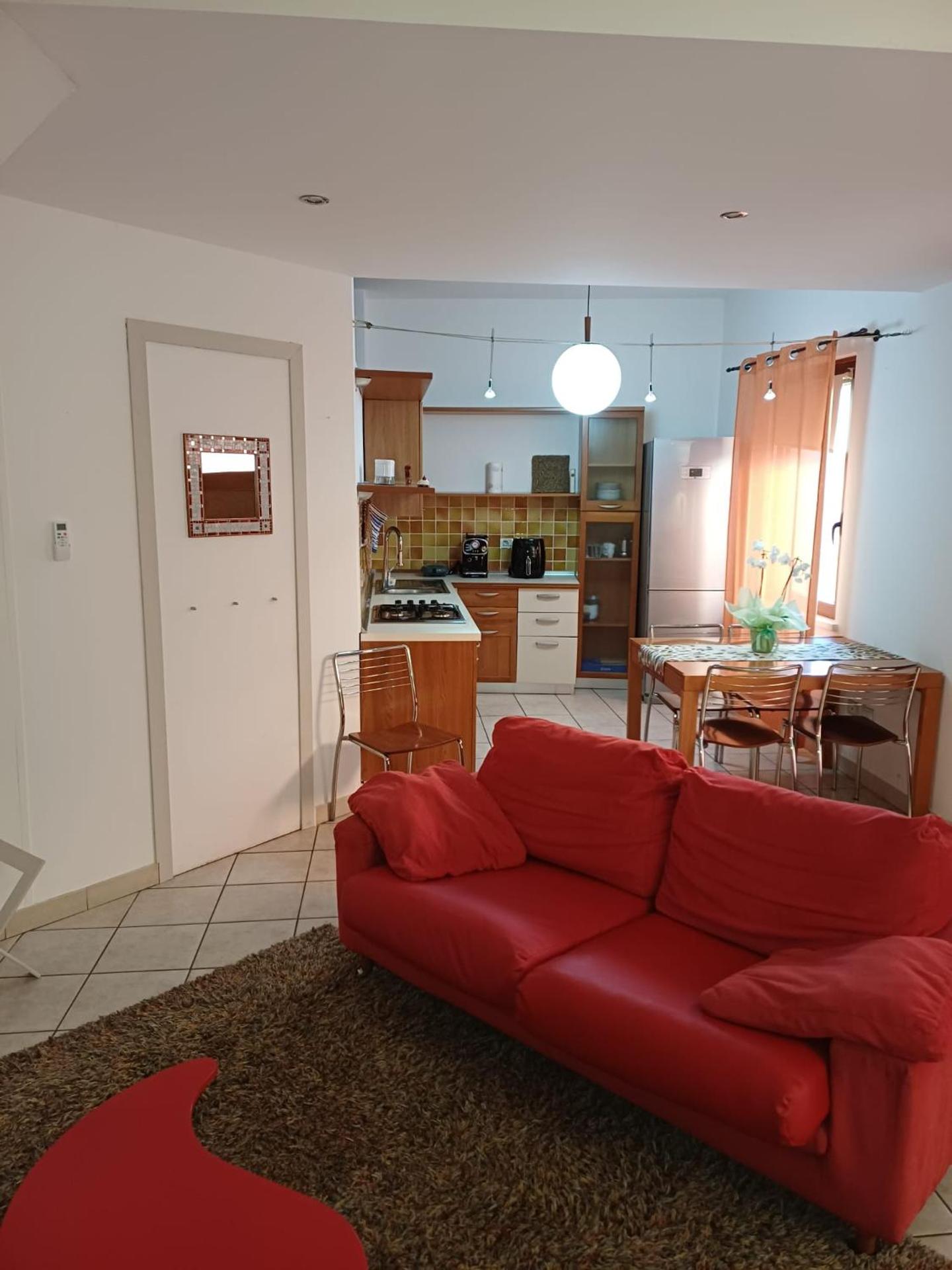 Two-Bedroom House - Photo 2