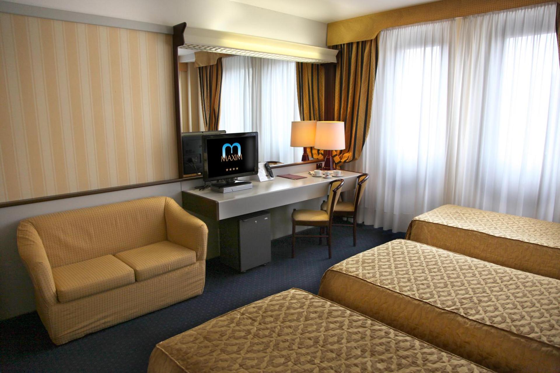 Hotel Maxim - Photo 61