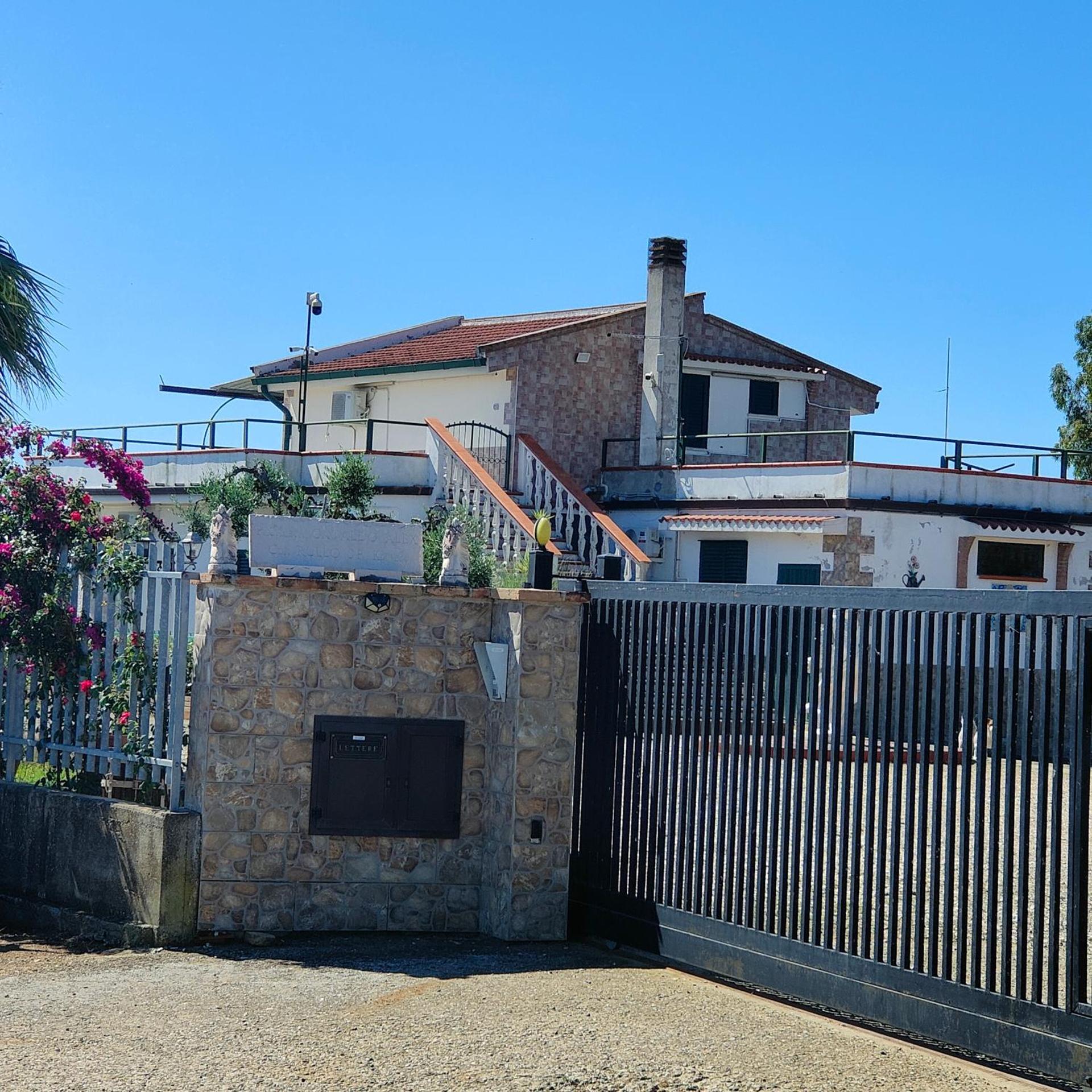 One-Bedroom Apartment - Photo 2