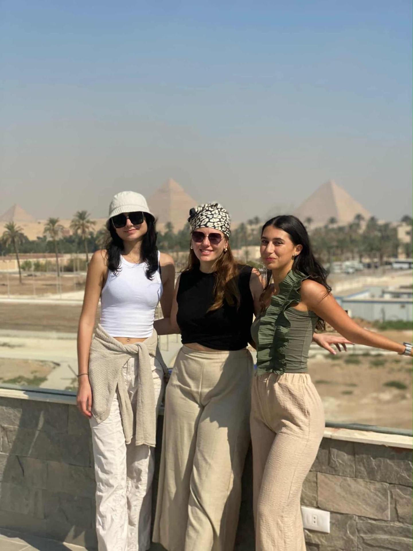 New Galleria Pyramids view inn - Photo 8