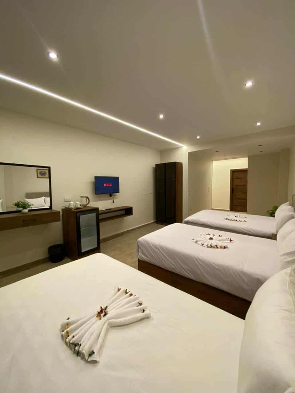 New Galleria Pyramids view inn - Photo 15