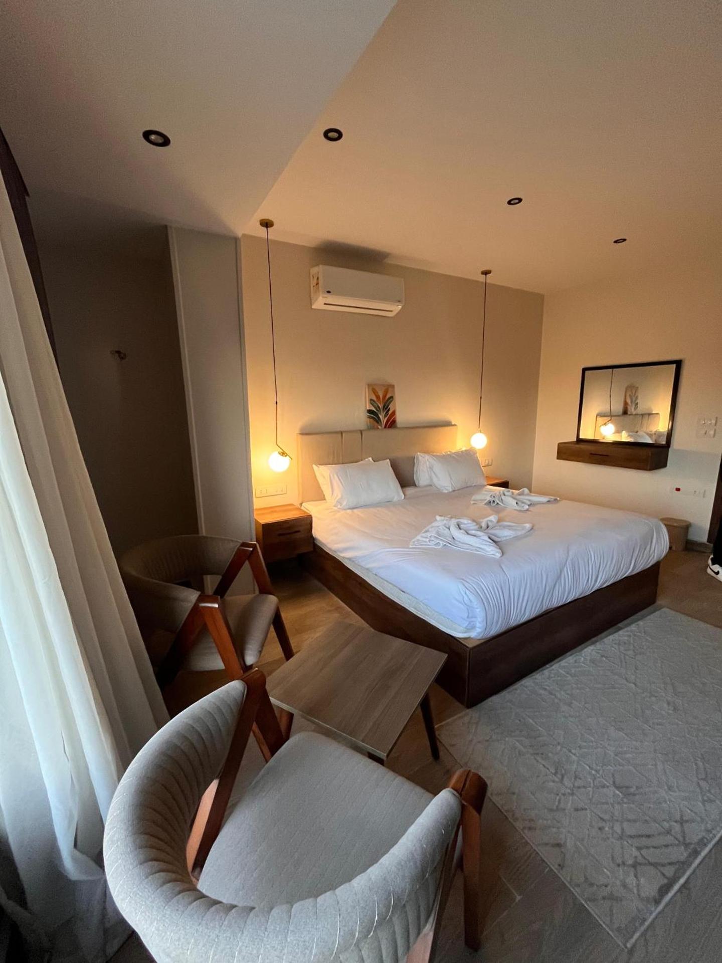 New Galleria Pyramids view inn - Photo 11