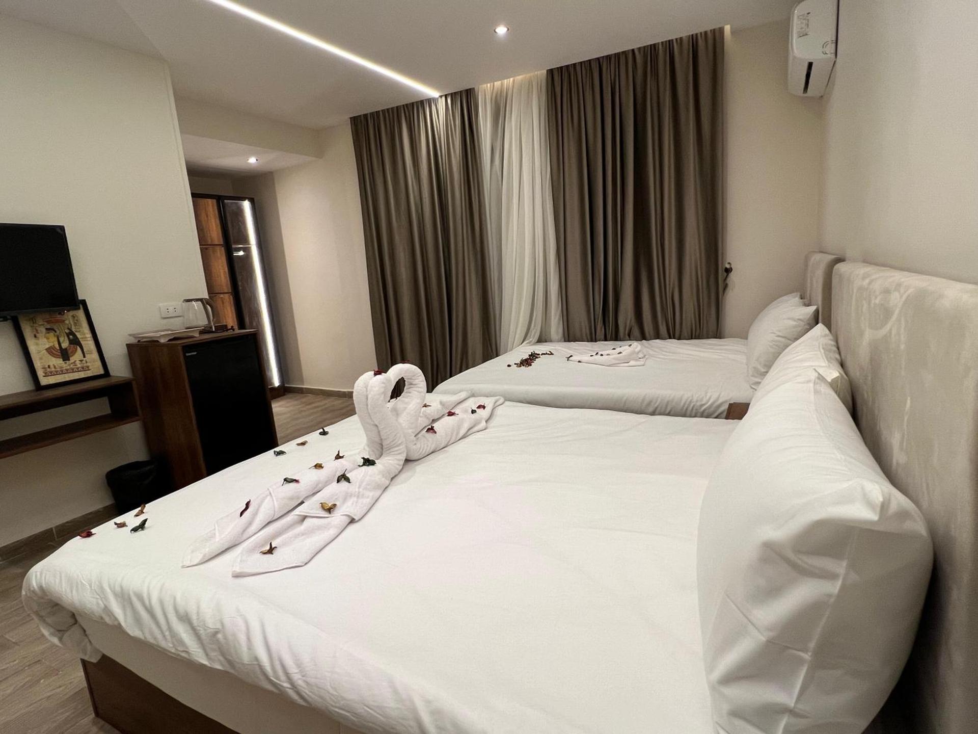 New Galleria Pyramids view inn - Photo 67