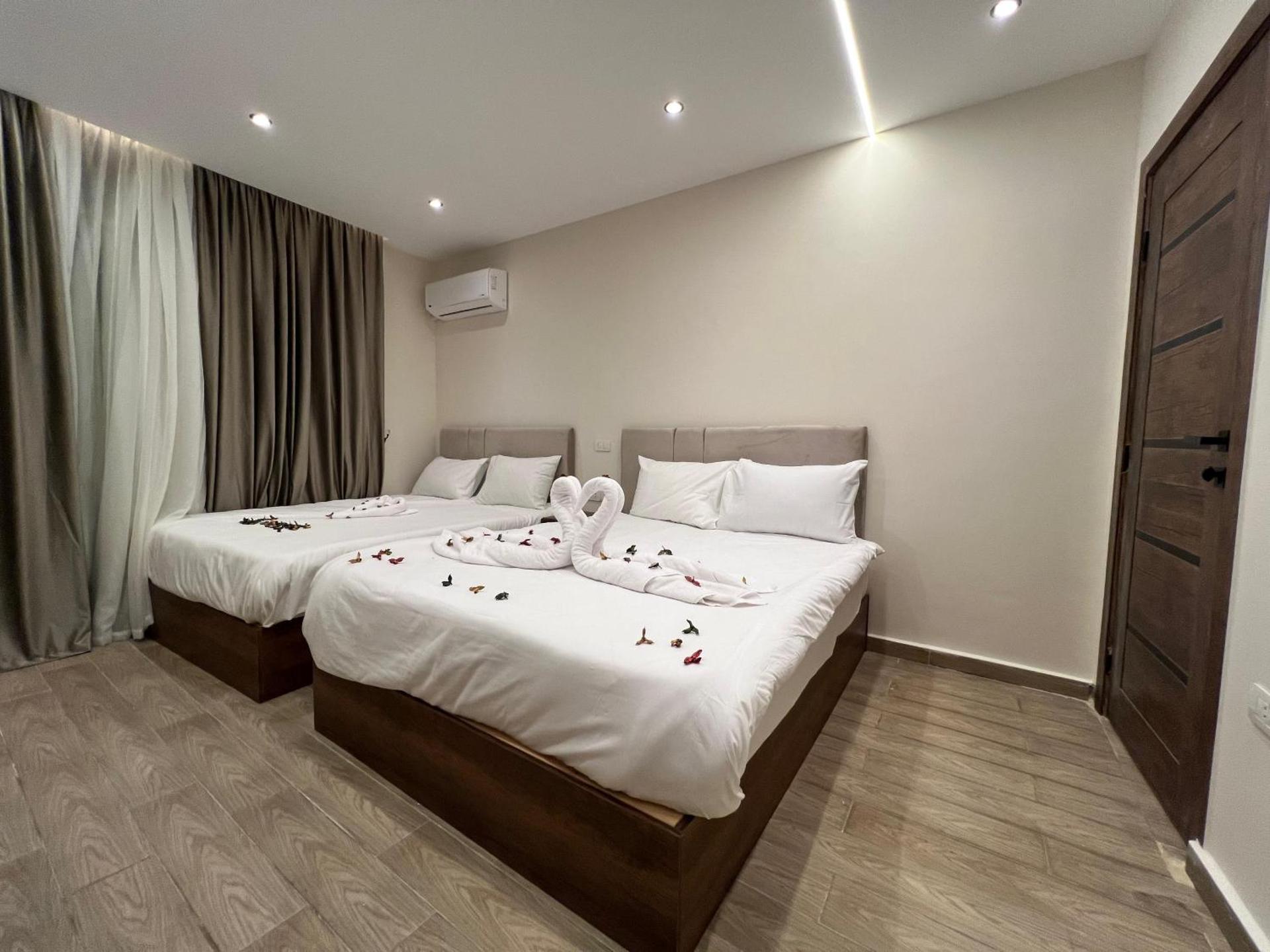 New Galleria Pyramids view inn - Photo 66