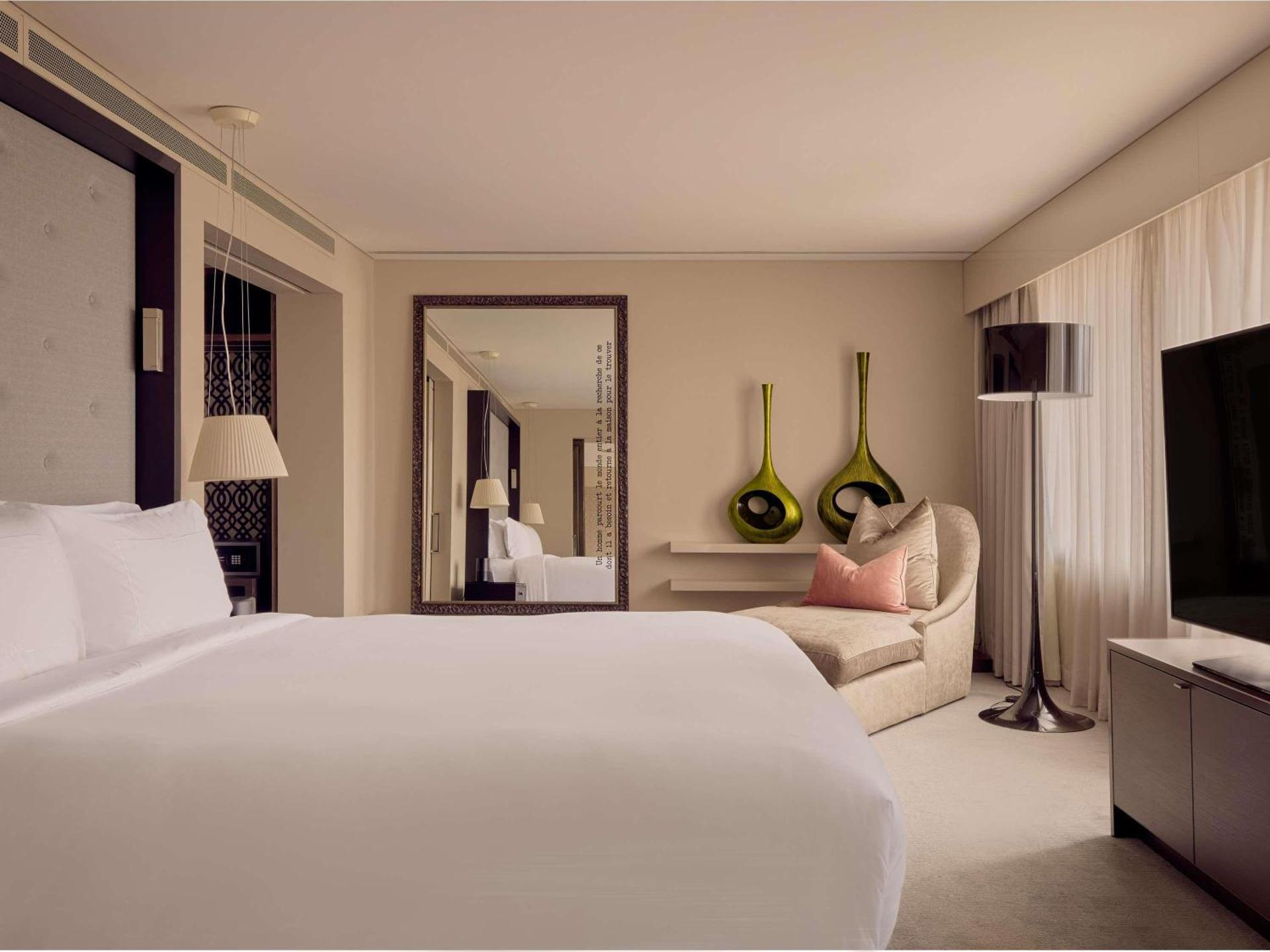 OPERA SUITE Club Access, King Bed, Separate Lounge, City View High Floor, Indulgent Bath, 94m2