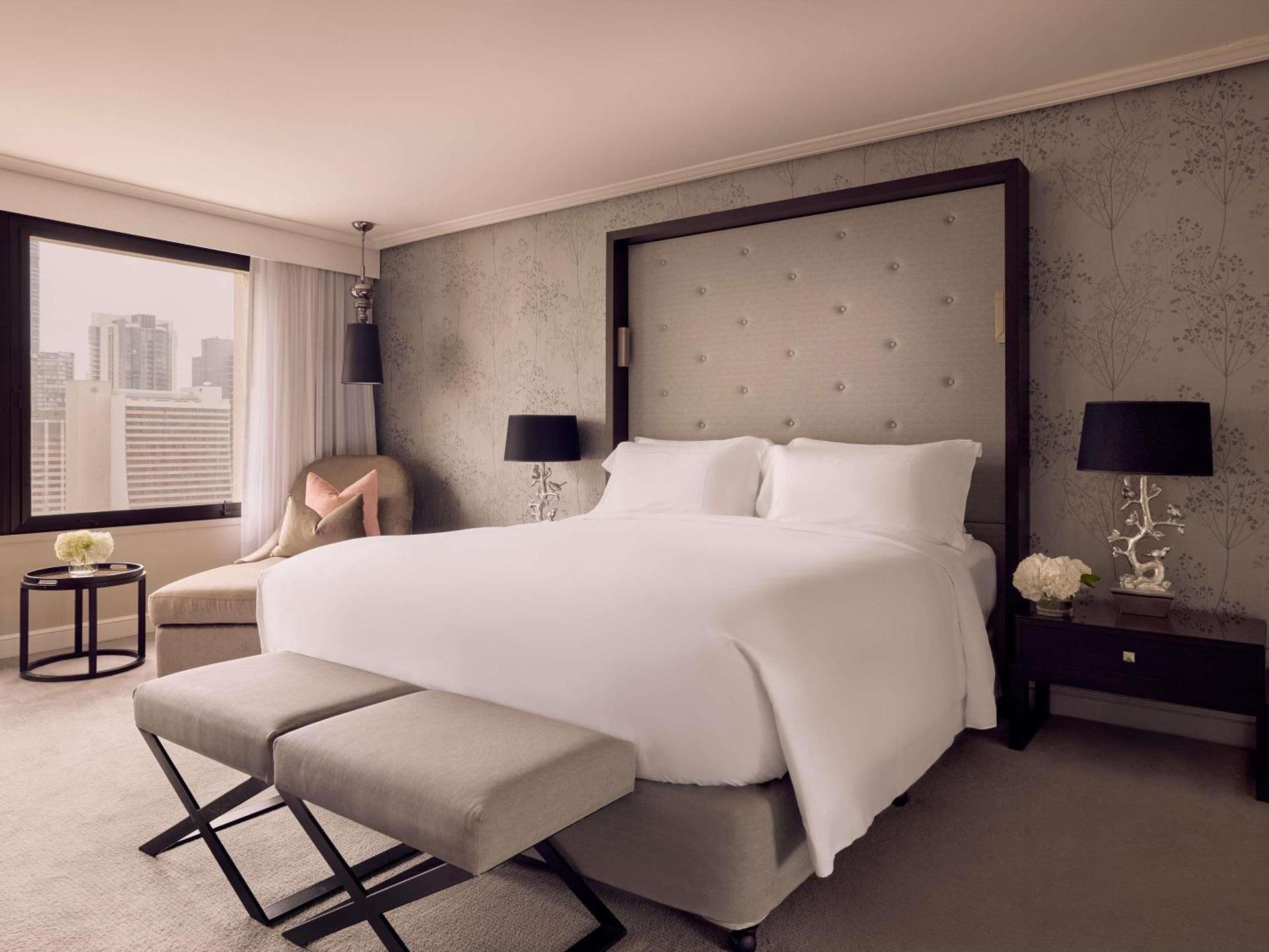 PREMIER SUITE King Bed, Separate Lounge, City View, Premium Bath