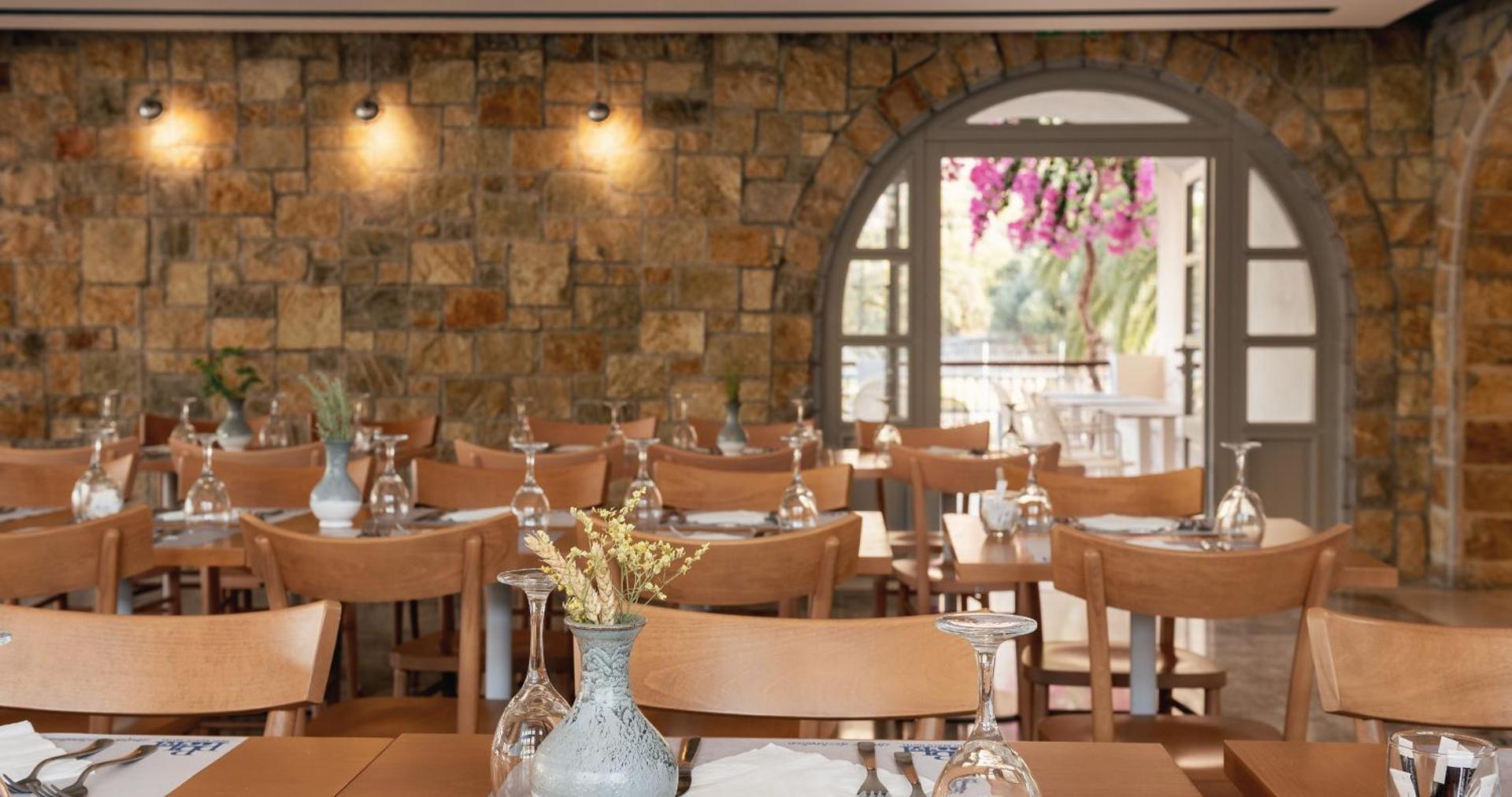 Pedi Beach Hotel - Photo 22