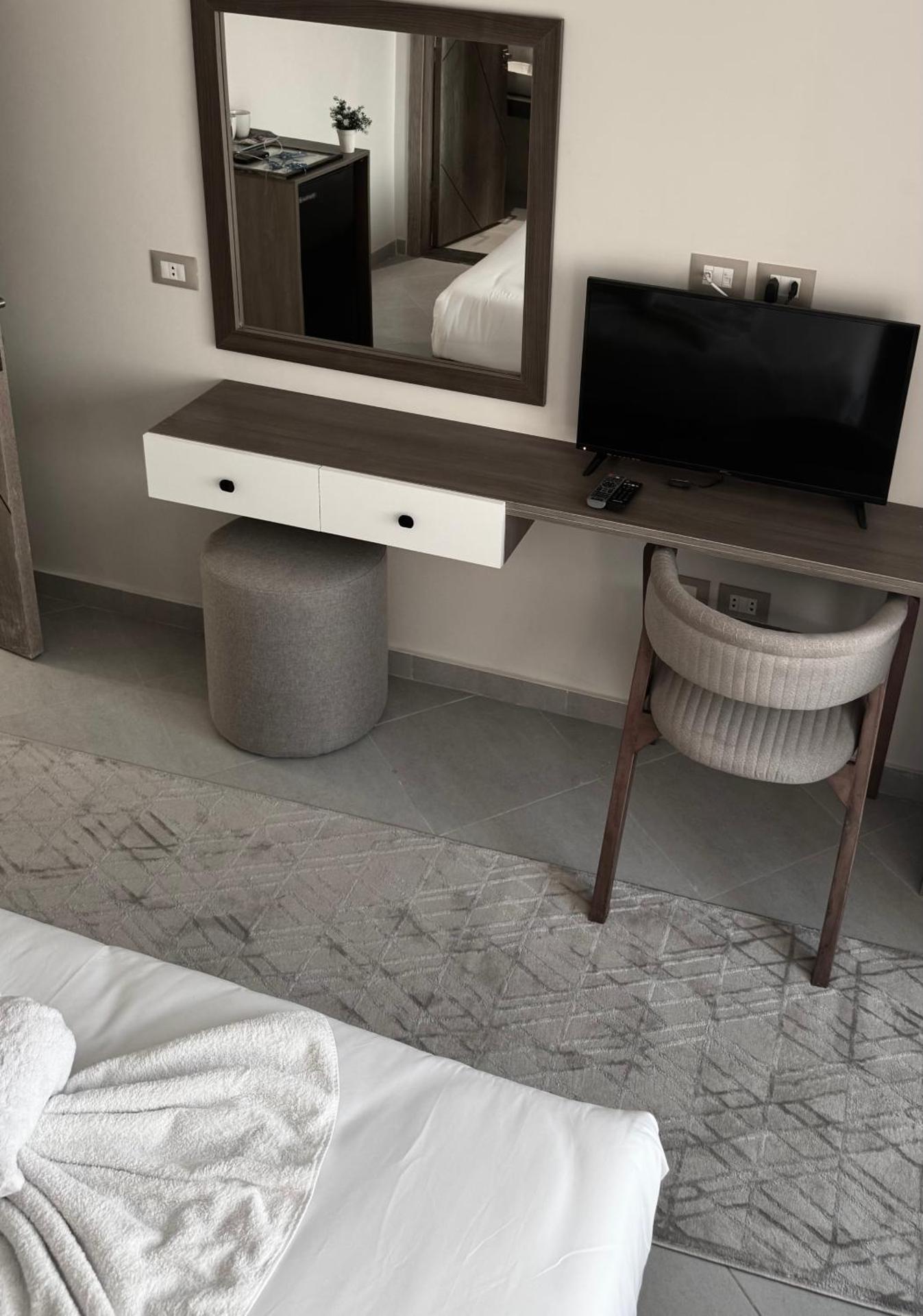 New Galleria Pyramids view inn - Photo 63