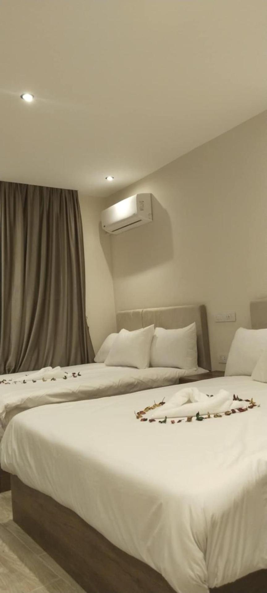 New Galleria Pyramids view inn - Photo 9