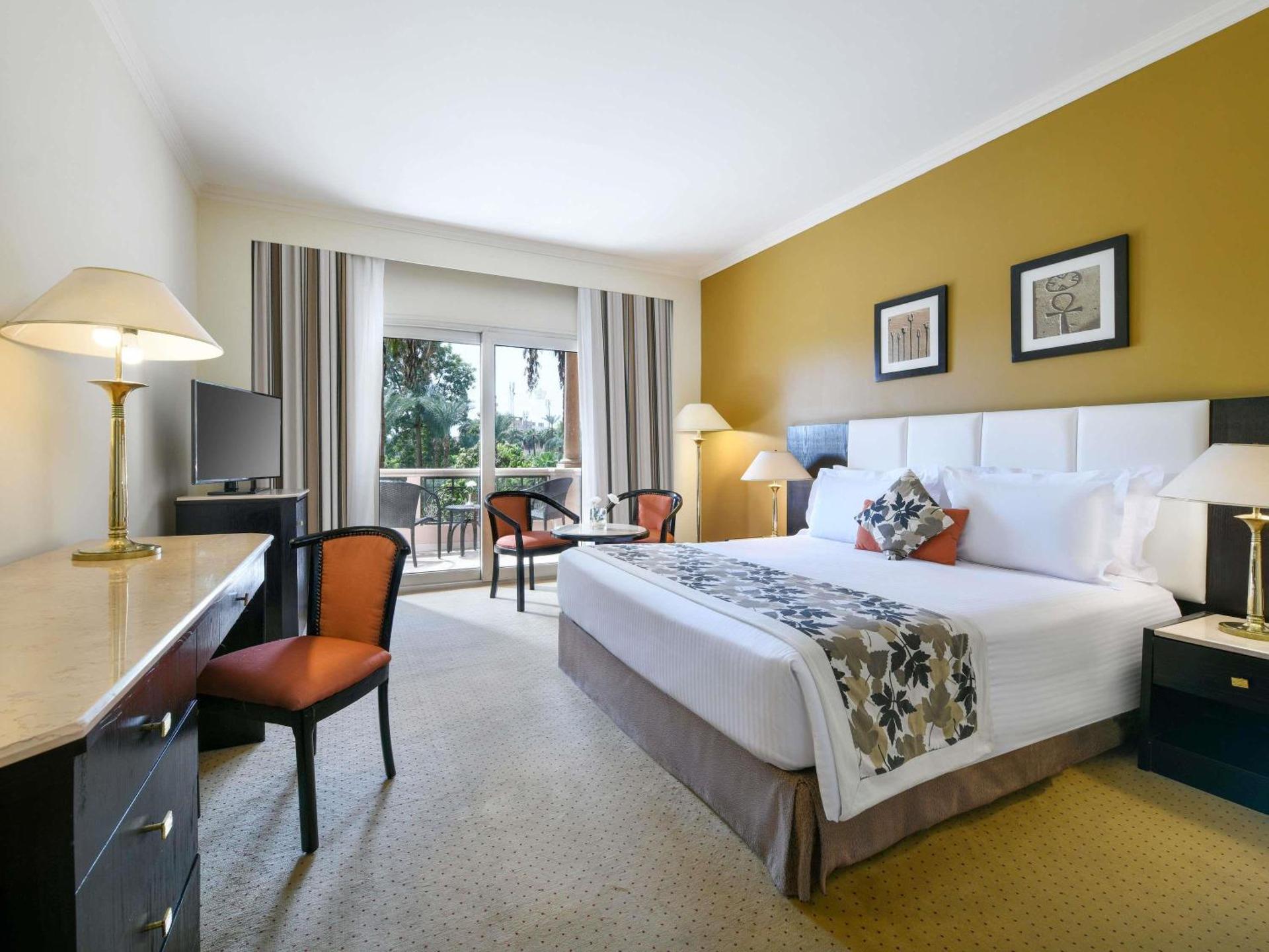 Classic Room with 1 King Bed with Garden View